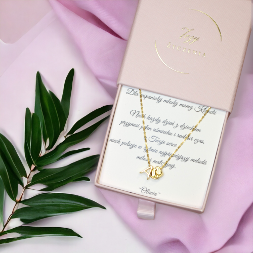 Naszyjnik ze stópkami i literką "DLA MŁODEJ MAMY"