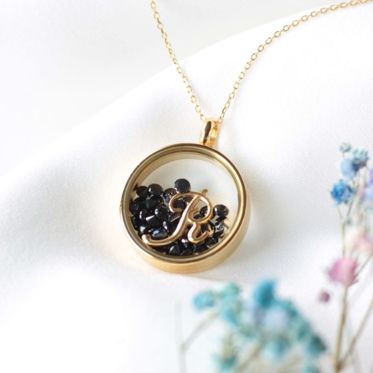 Złoty sekretnik z literką classic i czarnymi cyrkoniami