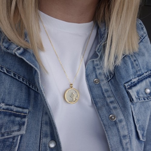 Sekretnik MAXI || Złoty naszyjnik z literką Classic i białymi kwiatami ,,Flora"